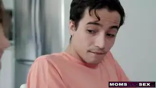 لقطات سرية: صديق مقرب يلعق ميلف شقية