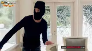 حرامي يسرق الشقه وينيك صاحبه المنزل