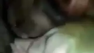 حفلة جنس ثلاثية: فتاتان تركبان وتمصان قضيبه القاسي