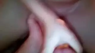 فتاة هاوية تتباهى بنهديها الضخمين وتصل للرعشة على الويبكام