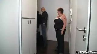 سكس سمينات ساخن زب كبير ينيك جسمها السمين في الحمام