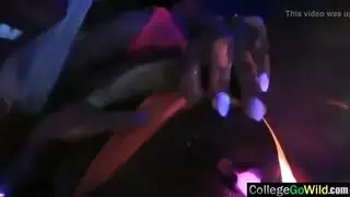 إباحية تربية الخيول: مراهقة تستقبل سائل الفحل