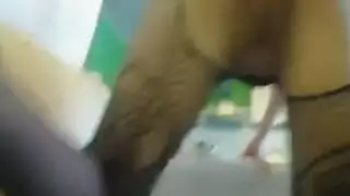 ميلفان مفلستان تتبادلان سوائل المهبل في مشهد مثلية صريح