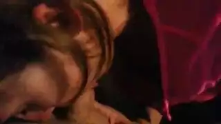 قضيم فموي في السيارة وجنس بالثدي من سمراء كبيرة الثدي لرجل مسافر