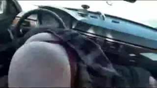 عاهرة طريق بمؤخرة ضخمة تمص بقوة وتتناك في السيارة