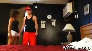 مراهقة تأخذ قضيبًا أسود ضخمًا في مشهد إباحي جامح