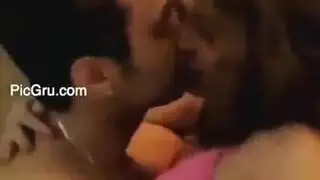 كل شيء مسموع: عاهرة برونيتية تبلع السائل المنوي بعد جماع مكثف