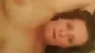 عاهرة ناضجة تقدم كسها الحليق الطازج