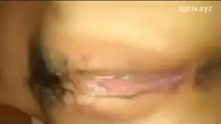 هي تمص القضيب مثل محترفة بينما الرجال يراقبون كل حركة