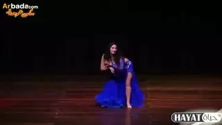 عاهرة مدللة تخلع زيها الأزرق من أجل قضيب