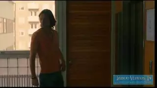 الشابة الشابة مع الشعر الطويل يطرح في الحديقة