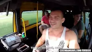 الشقراء تفتح شقها المبلل لفحص كامل