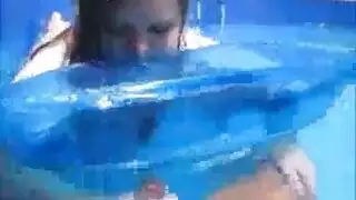 طيز مراهقة صغيرة تُمارس عليها الجنس بقوة