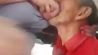 منحرف مسن يبتلع أثدائها كاملة في فيديو إباحي قاسي