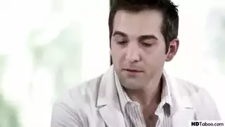 الفاتنة في المستشفى تمتلئ فتحاتها في مشهد إكس إكس إكس ساخن