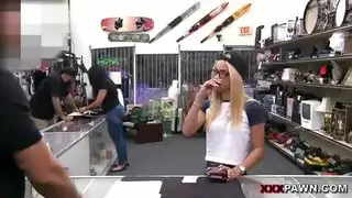 أنينها يتردد بينما تصل إلى الذروة