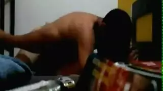 الأب خارج، والمراهقة بالداخل: فتاة عربية تستمني على الكاميرا