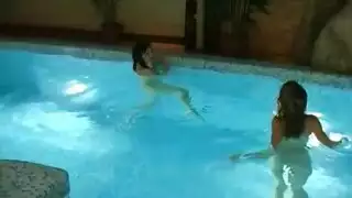 ثلاثي سحاقيات مص قضيب مزدوج إباحي صريح