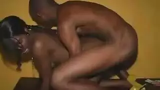 حلم المتلصص: أثداء ومؤخرات عارية في حمام عام