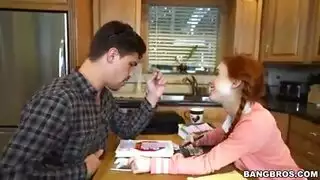 كيكي ميناج تأخذه بعمق في فتحة مؤخرتها الكبيرة