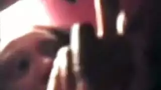 شابة فاتنة تعبث بثدييها وتتصفح موقع إباحي