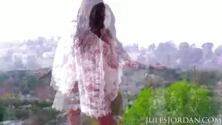 عارضة الملابس الداخلية أريانا ماري تأخذ القضيب بين ثدييها الضخمين