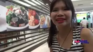 فتاة آسيوية صغيرة تمتلئ باللحم الضخم