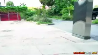 شقراء حنونة في مشد تحصل على قضيب صلب إضافي في جلسة نيك إباحية