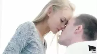 تمص قضيبه الصلب فيلعق فرجها الحلو