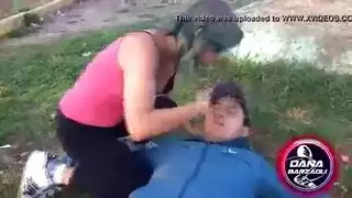 جنس قدم xxx: شقراء مفلوسة تستخدم قدميها كلعبة جنسية صريحة