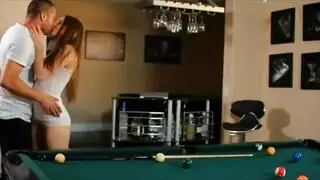 عمل اللسان العميق يجعل قضيبه مستعدًا لممارسة الجنس مع منحنياتها المثيرة