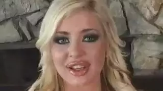 هاردكور هوليوود: ويس أندرسون يداعب فرجًا زلقًا خارج الموقع